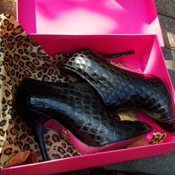 ☄Betsey Johnson Tiana black patent zipper bootie - Picture 5 of 6